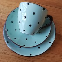 Vintage Devonshire Potteries Torquay Ware Terrakotta Teeteller Tasse Untertasse Trio Blass Türkis Aqua Blau Erhabene Schwarze Tupfen von 20thCenturyStuff