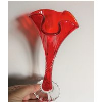 Vintage Rote Twisted Stem Glasvase, Twist-Wickelvase, Glas-Rüschen-Vase Stutenfohlen-Spitze von 20thCenturyStuff