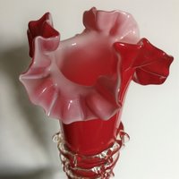 Vintage Rote Twisted Stem Glasvase, Twist-Wickelvase, Glas Rüschenvase Rüschen Top von 20thCenturyStuff