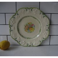 11-Zoll Hübsche Vintage Krone Ducal Ware Geprägte Kabinett-Platten-Transferware Handbemaltes Strukturiertes Porzellan Retro-Blumen Grüne Akzente 11-Zoll Hübsche Vintage Krone Ducal Ware Geprägte Kabinett-Platten-Transferware Handbemaltes Strukturiertes Porzellan Retro-Blumen Grüne Akzente von 222nest