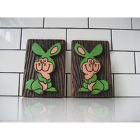 2 Stück Set 7 "Vintage Waldland Häschen Chalkware Wand Plaques Thing 1 Stil Grüne Kaninchen Copyright 1972 Miller Studio Galerie Textur von 222nest