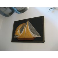 2 "xl Vintage String Art Midcentury Segelboot Gelb Elfenbein Segel Massivholz Boot Dunkelgrüner Stoff Über Holzbrett Detaillierte Galeriewand von 222nest