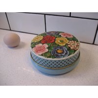 5 "Vintage Riley's Toffee Blechdose Taubenblau Gitterband 3D-Blumen Halifax West Yorkshire Süße Kleine Retro-Schmuckorganizer von 222nest
