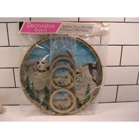 Choice Vintage Serviertablett & 6 Untersetzer Originalverpackung Ungeöffnet Mount Rushmore Hawaii Retro Souvenir Nos Pool Party Home Bar Travel von 222nest