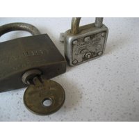 Paar Vintage Arbeits Vorhängeschlösser Drei Schlüssel Metall Patina Steampunk Kunst Paris Liebe Schloss Brücke Arbus Masterlock Retro Sicherheit Paar Vintage Arbeits Vorhängeschlösser Drei Schlüssel Metall Patina Steampunk Kunst Paris Liebe Schloss Brücke Arbus Masterlock Retro Sicherheit von 222nest
