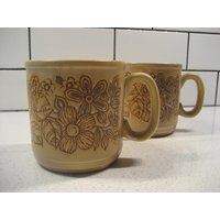 Paar Vintage-Becher Churchill Keramik Ritzdesign Retro-Farben Buttergelb Innenglasur England Paare Geschenk Natur in Die Wildnis von 222nest