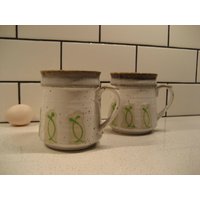 Paar Vintage Keramik Becher Gesprenkelte Glasur Reliefs Limettengrün Design Sgraffito Rechtecke Freestyle Japan Retro Mod Paare Tee Kaffee Kakao von 222nest