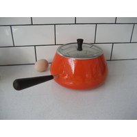 Seltene Vintage Emaille Gusseisen Teakholz Fondue Pot Acid Orange Soft Herzen Vierpass Retro Mod Küche V-Zug Swissmade Premium Qualität von 222nest