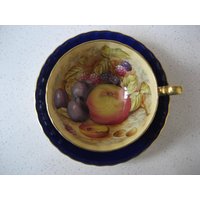 Vintage Aynsley Fruit Bouquet Teetassen-Set Signiert A Jones Handbemalter Kobalt-Hintergrund Dense Gold Footed C1930S Retro-Garten-Teepartygeschenk von 222nest