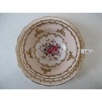 Vintage Grosvenor Footed Teetasse Untertasse Set Hübsche in Rosa Rosen Palest Blush Hintergrund Gold-Designs Made England Garden Tea Party von 222nest