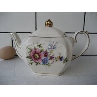 Vintage Kleine Würfel Sadler Teekanne Schöne Blumen 2 Tasse Goldvergoldung Hergestellt in England James Persönliche Größe Büro Schreibtisch Vintage Kleine Würfel Sadler Teekanne Schöne Blumen 2 Tasse Goldvergoldung Hergestellt in England James Persönliche Größe Büro Schreibtisch von 222nest