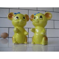 Vintage Maus S & P Set Gelbe Mäuse Blaue Haarbögen Kawaii Made in Japan Wimpern Lächelnde Aschenputtel Gus Kuchendeckel Diorama von 222nest
