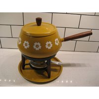 Vintage Metall Teak Fondue Set Senfgelb Weiße Blumen Total Retro Japan Boho Hippie-Chic Throwback Groovy Koch Geschenk Familientreffen von 222nest