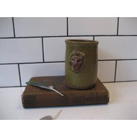 Vintage New Salem Pottery Redware Becher Geprägter Löwenkopf Doppellinie Griff Signiert North Carolina Olivgrün Verwendbar Stück Kunstgeschenk von 222nest
