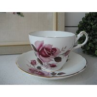 Vintage Regency Teetasse Untertassen-Set Retro Rosen Tiefe Malvenfarbene Goldvergoldung England Retro-Duschegeschenk Garten-Teeparty Vintage Regency Teetasse Untertassen-Set Retro Rosen Tiefe Malvenfarbene Goldvergoldung England Retro-Duschegeschenk Garten-Teeparty von 222nest