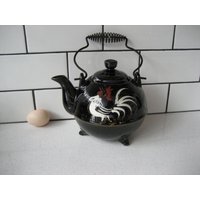 Vintage Roter Ton Hahn Teekanne Metall Spiralengriff Stativbeine Handbemalte Schwarze Glasur Retro-Bauernhaus Küche Urban Rustikales Geschenk von 222nest
