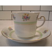 Vintage Royal Vale Teetasse Untertasse Set Retro Blumensprays Pistazie Grün Goldvergoldung Midcentury Longton England Gemütlicher Cottage von 222nest