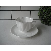 Vintage Shelley Dainty Teetasse Untertasse Weiß Made in England Circa 1945-66 Backstamp Mid-Century Tee-Liebhaber Geschenk-Idee Beschädigtes Cup Vintage Shelley Dainty Teetasse Untertasse Weiß Made in England Circa 1945-66 Backstamp Mid-Century Tee-Liebhaber Geschenk-Idee Beschädigtes Cup von 222nest