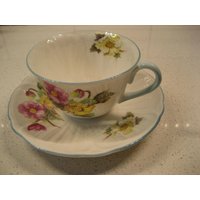 Vintage Shelley Teetassen-Set Oleanderform Baby Blue Scalloped Reg No. 771299 England C.1945-66 Retro-Blumen Midcentury Neugierig Traum Tee Vintage Shelley Teetassen-Set Oleanderform Baby Blue Scalloped Reg No. 771299 England C.1945-66 Retro-Blumen Midcentury Neugierig Traum Tee von 222nest