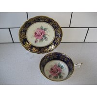 Wunderschöne Vintage Paragon Riesige Cabbage Rose Teetasse Set Kobalt Hintergrund Umfangreiche Gold Footed Circa 1939-49 Retro Wunderschöne Vintage Paragon Riesige Cabbage Rose Teetasse Set Kobalt Hintergrund Umfangreiche Gold Footed Circa 1939-49 Retro von 222nest