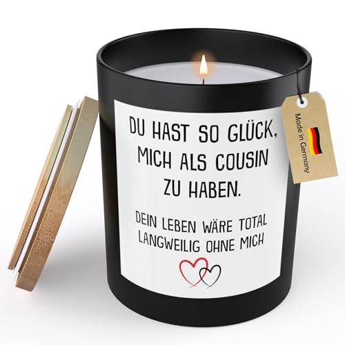 22Feels Cousin oder Cousine Geschenk von Couseng Männer Frauen Spruchkerze "Glück Mich Zu Haben" Sojawachs Kerze im Glas Jungs Mädchen Handgemacht mit Spruch Duft Nachhaltig - ZITRUS von 22Feels