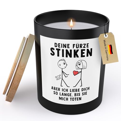 22Feels Männer Geschenk Spruchkerze "Deine Fürze Stinken" Jahrestag Hochzeitstag Ehemann Sojawachs Kerze im Glas Freund Partner Valentinstag Ihn Handgemacht Duft Nachhaltig - ZITRUS 22Feels Männer Geschenk Spruchkerze "Deine Fürze Stinken" Jahrestag Hochzeitstag Ehemann Sojawachs Kerze im Glas Freund Partner Valentinstag Ihn Handgemacht Duft Nachhaltig - ZITRUS von 22Feels