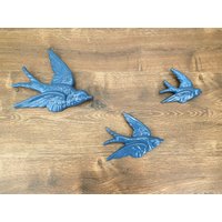 3Er Set Blaue Fliegende Vögel Hängen Retro Vintage Stil Ornament Schwalbe Keramik Wanddekoration Shabby Chic Montage Flockvögel Wandkunst von 24x7Bargain