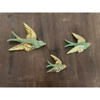 3Er Set Fliegende Vögel Hängend Gold Vintage Stil Ornament Schwalbe Keramik Wand Deko Shabby Chic Aufhängung Flockvögel Wandkunst von 24x7Bargain