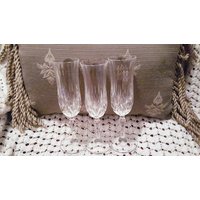 Atemberaubende Champagnerflöten Aus Klarem, Schwerem Bleikristall - Drei Erhältlich Jeweils Separat von 2BEB