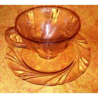Eine Schöne Vintage Arcoroc Rosaline Swirl Teetasse Mit Untertasse Eine Schöne Vintage Arcoroc Rosaline Swirl Teetasse Mit Untertasse von 2BEB