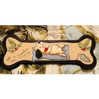 Knochen Geformt Weihnachten Wanddekoration Mit Einem Gemalt Doggy Schlaf - Und Eine Kleine Maus "Kein Geschöpf Wurde Stiring..." Ist Auf Der Seite Knochen Geformt Weihnachten Wanddekoration Mit Einem Gemalt Doggy Schlaf - Und Eine Kleine Maus "Kein Geschöpf Wurde Stiring..." Ist Auf Der Seite von 2BEB