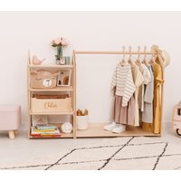 Montessori-Kleiderständer Aus Holz Mit Regal Und Benutzerdefinierten Kleiderbügeln, Kleiderschrank Für Kinder, Aufbewahrung Von Kleidung von 2BWoodKids