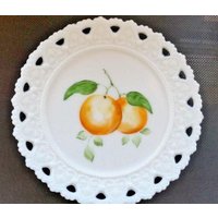 Vintage Kemple Platte Milch Glas Perlen Herz Offene Spitze Orangen Von Hand Bemalt 7, 25" von 2BirdsWithOneStone