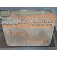 Rv Living Willkommensschild - Nfs Inspiriertes Straßenlebensschild, Benutzerdefinierter Laserschnittlasergravur, Familienname Für Roadtrip von 360Promotion