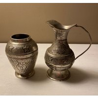 Set Aus Lackiertem Graviertem Messing Krug Und Vase von 3CoolSisters