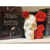 Skelett Buchstütze Book Nook Mit Rosen - Dark Romance Geschenk Bookie Merch von 3Ddruckstodel