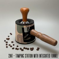 2-In-1 Stopfstation Mit Integriertem Trichter | Für Delonghi Esspressomaschinen 51 Mm Siebträger Durchmesser 2-In-1 Stopfstation Mit Integriertem Trichter | Für Delonghi Esspressomaschinen 51 Mm Siebträger Durchmesser von 3DprintsDLX