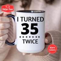 70Th Birthday Becher, Gifts, Happy Decor, Born in 1952, I Turned 35 Twice Lustige Gifts von 3Inspiredesigns