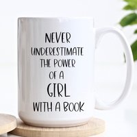 Buchleser Geschenk, Buchliebhaber Becher, Bücherwurm Unterschätze Niemals Die Macht Eines Mädchens Mit Einem Buch, Leseliebhaber Tasse von 3Inspiredesigns