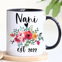 Neue Nani Geschenk, Personalisierte Neue Kaffeetasse, Gefördert Zu Nani, Großeltern Oma Sein, Floral Baby Ankündigung von 3Inspiredesigns