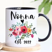 Neue Nonna Geschenk, Personalisierte Neue Kaffeetasse, Gefördert Zu Nonna, Neues Großelterngeschenk, Oma Sein, Blumenbabymitteilung von 3Inspiredesigns