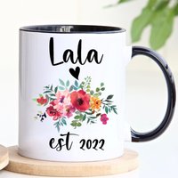 Neues Lala Geschenk, Personalisierte Neue Kaffeetasse, Gefördert Zu Lala, Großeltern Oma Sein, Florale Baby Ankündigung von 3Inspiredesigns