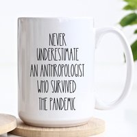 Never Underestimate An Anthropologist Who Survived The Pandemic, Geschenk Für Anthropologin, Social Anthropology, Kultur Lustige Kaffeetasse von 3Inspiredesigns