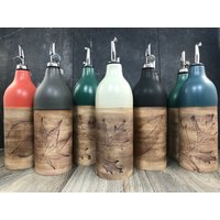 Auf Lager Keramikölflaschen - Steingutölflaschen Keramikflaschen Verschiedene Farben Handgepresste Blätter Handgeworfene Flaschen Auf Lager Keramikölflaschen - Steingutölflaschen Keramikflaschen Verschiedene Farben Handgepresste Blätter Handgeworfene Flaschen von 3PointsPottery