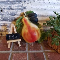 Vintage Wandhalterung Chalkware Kunst Birne Mit Obstbehang, Handbemalte 30Er Oder 40Er Jahre von 3friendsthrifting