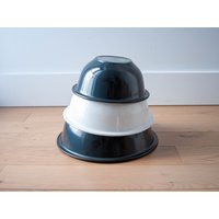 3 Pyrex-Rührschüsseln in Schwarz-Weißer Farbe Mit Hellem Hintergrund von 3rvintages