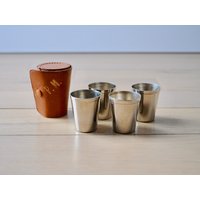 4 Kleine Silberfarbene Tassen Mit Ledertragetasche von 3rvintages