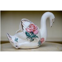 Vintage Keramik Schwan Vase Pflanzer Mit Magenta Pink Cabbage Rose Und Gilt Gold Verschönerung | Herzstück Blumenvase #o75 von 407LSTREET