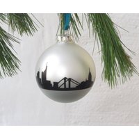 Frankfurt Weihnachtskugel Silber - Moderne Weihnachtsdeko Innen Baumanhänger Glaskugel Weihnachtliche Dekoidee Advent 44Spaces von 44spaces