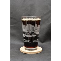 Richmond, Virginia Innenstadt Skyline Geätztes Bier Pint Glas | Individualisierungsoptionen Made in Usa von 4TheAdventure